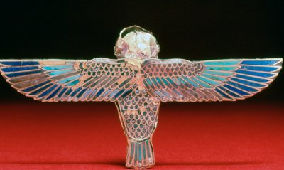 ظهر تميمة مجنحة من الذهب ، العصر البطلمي ، مصر ، القرن الرابع إلى الأول قبل الميلاد بواسطة غير معروف