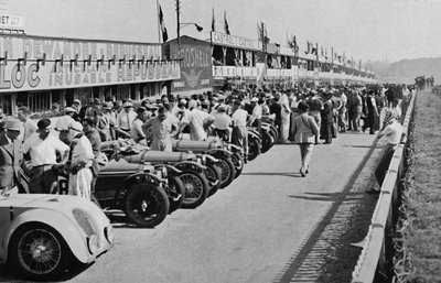 الحفر المشغولة: قبل انطلاق سباق لومان 24 ساعة 1937 بواسطة غير معروف