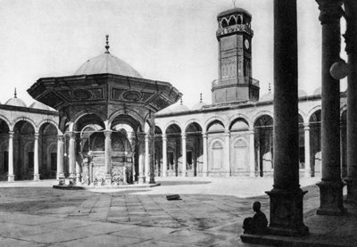 فناء مسجد محمد علي في قلعة صلاح الدين ، القاهرة ، مصر ، 1920s بواسطة غير معروف