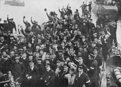 طاقم HMS Vindictive يحتفل بغارة Zeebrugge في 23 أبريل 1918 بواسطة غير معروف