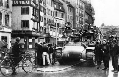 وصلت أول دبابات الحلفاء إلى ستراسبورغ ، الألزاس ، نوفمبر 1944 بواسطة غير معروف