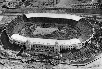 نهائي الكأس الأول في استاد ويمبلي ، لندن ، 1923 ، 1926-1927 بواسطة غير معروف