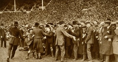 يقام نهائي كأس الاتحاد الإنجليزي الأول في استاد ويمبلي الجديد في لندن ، 28 أبريل 1923 ، 1935. بواسطة غير معروف