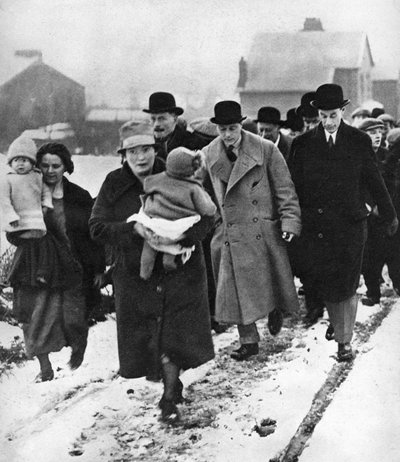 المستقبل إدوارد الثامن يمشي في الثلج في وينلاتون ، مقاطعة دورهام ، 1929 بواسطة غير معروف