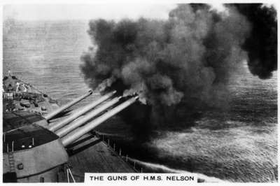 مدافع البارجة HMS Nelson بإطلاق النار ، 1937 بواسطة غير معروف