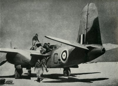 تتدفق الشمس الحارقة إلى أسفل على أرض هبوط صحراوية ، c1942-1943 ، 1945. بواسطة غير معروف