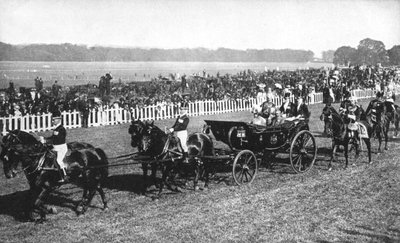 الملك والملكة يصلان إلى سباقات ليوباردستاون ، دبلن ، يوليو 1911 ، 1936 بواسطة غير معروف