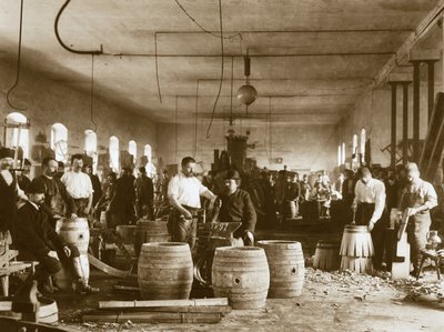 تصنيع براميل البيرة الخشبية في بيلسن ، 1880 بواسطة غير معروف