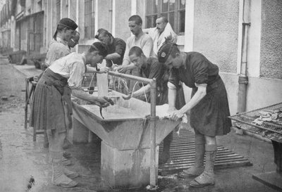 مرحاض الصباح في القارة ، 1914 بواسطة غير معروف