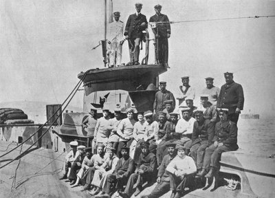 ضباط وطاقم السفينة الملكية E14 ، 1915. بواسطة غير معروف
