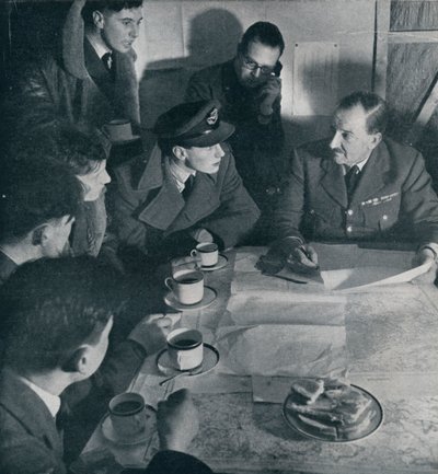انتهت الغارة ، لكن مهمة الطاقم لم تنته بعد ، 1941 بواسطة غير معروف