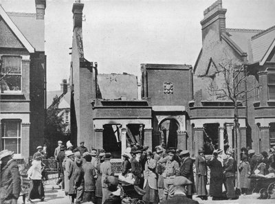 نتيجة غارة جوية: منزل محطم في ساوثيند ، 1915 بواسطة غير معروف