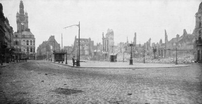 أنقاض وبرج الجرس في دواي ، فرنسا ، 1918 بواسطة غير معروف