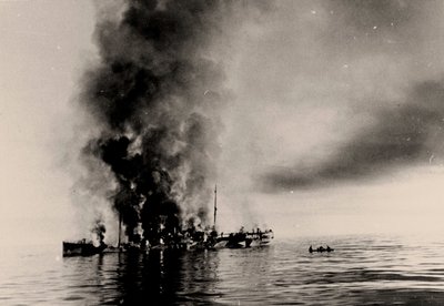 غرق كاسحة الجليد الكسندر سيبيرياكوف من قبل الطراد الألماني الأدميرال شير في 25 أغسطس 1942. بواسطة غير معروف