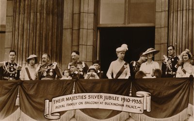 أصحاب الجلالة الفضية اليوبيل 1910-1935. العائلة الملكية على الشرفة في قصر باكنغهام ، 1935. بواسطة غير معروف