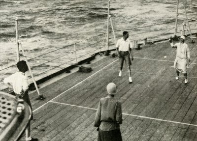 أصحاب الجلالة ، في لعبة Deck Quoits on Deck of HMS Renown ، 1927 ، 1937. بواسطة غير معروف