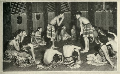 هؤلاء الأطفال الماوري في المدرسة الأصلية ، واكاريواروا ، يلعبون لعبة اليد ، c1948. بواسطة غير معروف