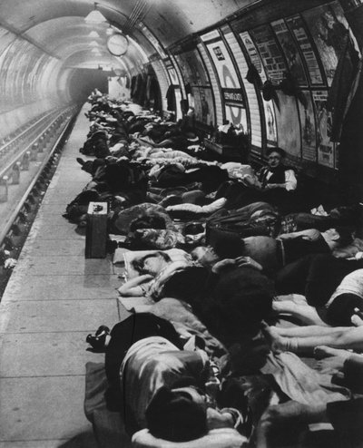 بدأ أولئك الذين ذهبوا إلى الملاجئ نوعًا جديدًا من الحياة الليلية ، 11 نوفمبر 1940 ، 1942 بواسطة غير معروف