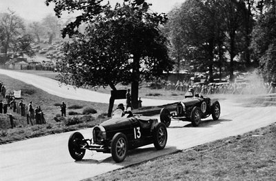 سباق مثير في ريف إنجلترا: بوجاتيس في دونينجتون ، 1937 بواسطة غير معروف