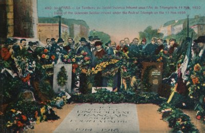 قبر الجندي المجهول المدفون تحت قوس النصر في 11 نوفمبر 1920 ، باريس ، c1920 بواسطة غير معروف