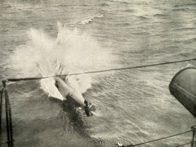 الطوربيد يدخل الماء ، 1919. بواسطة غير معروف
