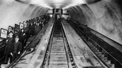 مصاعد محطة توتنهام كورت رود ، لندن ، 1926-1927 بواسطة غير معروف