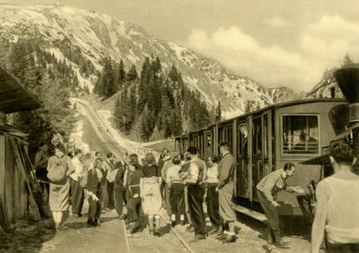 السياح في محطة بومغارتنرهاوس على خط سكك حديد شنيبيرج ، النمسا السفلى ، c1935. بواسطة غير معروف
