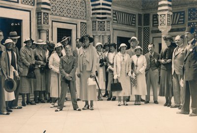 السياح في رحلة من رحلة بحرية ، ربما في سيدي بوسعيد ، تونس ، 1936 بواسطة غير معروف