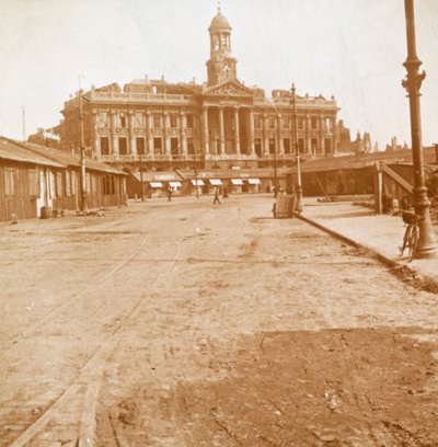 قاعة المدينة والساحة الرئيسية ، كامبراي ، شمال فرنسا ، c1914-c1918. بواسطة غير معروف