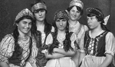 الأزياء التقليدية التي ترتديها النساء المجرية ، المجر ، 1922 بواسطة غير معروف