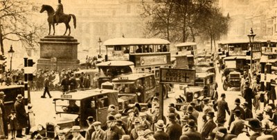 حركة المرور في ميدان ترافالغار ، لندن ، 1933. بواسطة غير معروف