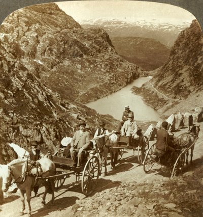 المسافرون على الطريق الجبلي عبر الوادي البري في سيلجستاد ، النرويج ، c1905. بواسطة غير معروف