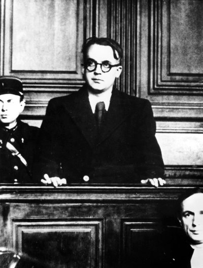 محاكمة المؤلف الفرنسي المؤيد للنازية روبرت برازيلاخ ، باريس ، 1945 بواسطة غير معروف