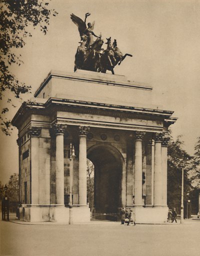 قوس النصر تم نقله من هايد بارك إلى كونستيتيشن هيل ، c1935. بواسطة غير معروف