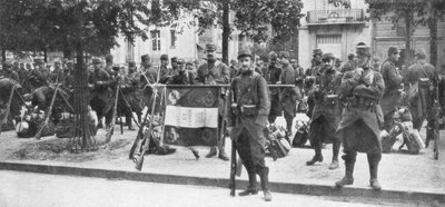 جنود وعلم المشاة 102 الفرنسية ، سان فرانسوا كزافييه ، باريس ، فرنسا ، أغسطس 1914 بواسطة غير معروف