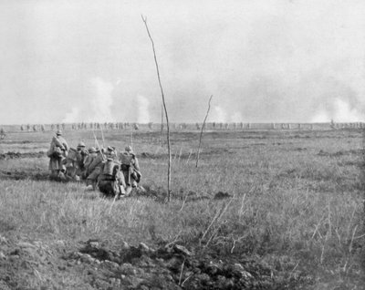 القوات التي تهاجم خنادق العدو ، Chemin des Dames ، فرنسا ، الحرب العالمية الأولى ، 5 مايو 1917 بواسطة غير معروف