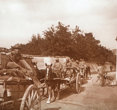 القوات في عربات تجرها الخيول ، Raux ، فرنسا ، c1914-c1918 بواسطة غير معروف