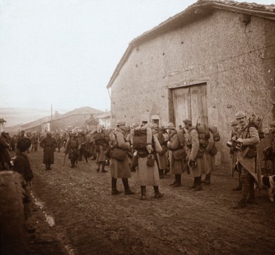 القوات مع حزم على ظهورهم ، السوم ، شمال فرنسا ، c1914-c1918 بواسطة غير معروف