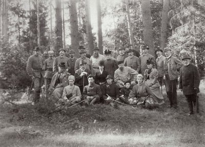 القيصر ألكسندر الثالث مع العائلة والأصدقاء في رحلة صيد في غابة Bialowieza ، روسيا ، 1894 بواسطة غير معروف