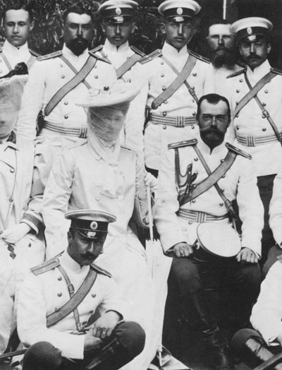 القيصر نيكولاس الثاني و Tsarina Alexandra Fyodorovna من روسيا مع مجموعة من ضباط الجيش ، c1904 بواسطة غير معروف