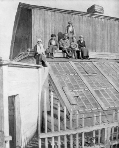 القيصر نيكولاس الثاني وأولاده جالسون في دفيئة ، توبولسك ، سيبيريا ، روسيا ، 1917 بواسطة غير معروف