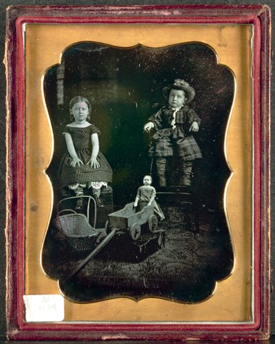 طفلين مع ألعاب ، ج. 1855. بواسطة غير معروف