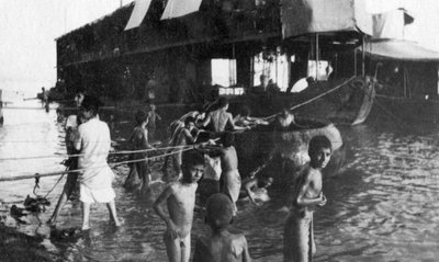استخدم بارجين من طابقين لتحريك القوات البريطانية فوق نهر دجلة من العمارة إلى بغداد ، 1918 بواسطة غير معروف