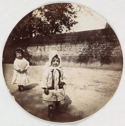 "طفلين صغيرين يمشيان بجانب الحائط" ، مقابل ليس أنيس 1890 بواسطة غير معروف