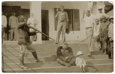 غوريلا مروّضة ، حوالي عام 1910 (صورة بالأبيض والأسود) بواسطة غير معروف