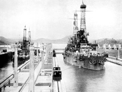 رجال حرب الولايات المتحدة يمرون عبر قفل ، قناة بنما ، بنما ، 1926 بواسطة غير معروف