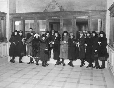 الولايات المتحدة: حوالي عام 1926 مجموعة من النساء يقفن عند نوافذ صراف التوفير في أحد البنوك. (ب / ث الصورة) بواسطة غير معروف