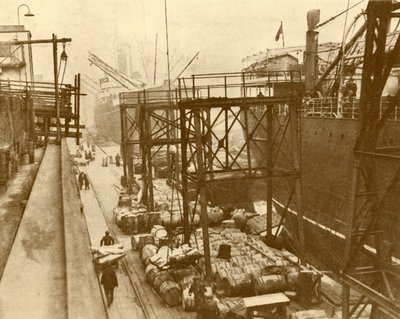 تفريغ Foodships في Royal Albert Docks ، لندن ، c1930. بواسطة غير معروف