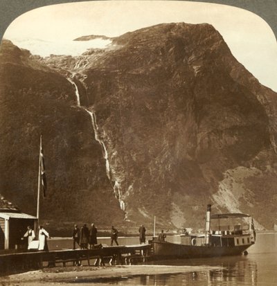 شلالات أوتيغاردز من نهر رافنيفلد الجليدي في بحيرة لون - من Naesdal ، النرويج ، c1905. بواسطة غير معروف
