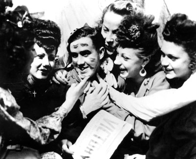 احتفالات يوم VE ، باريس ، 8 مايو 1945 بواسطة غير معروف